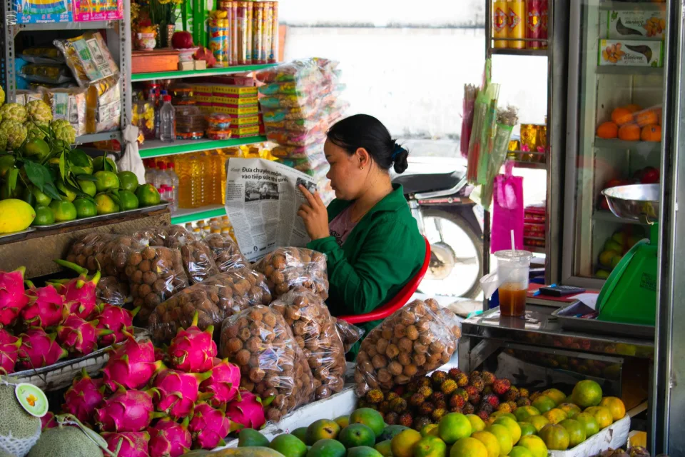 Lối đi giữa hai dãy kệ